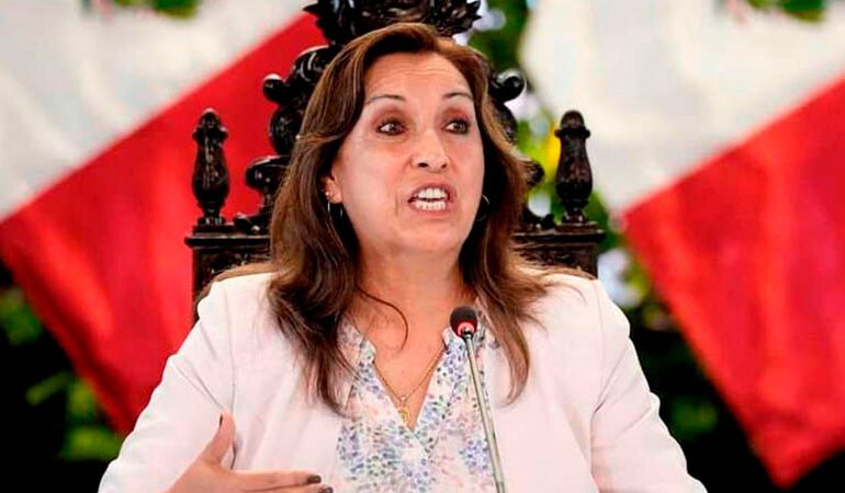 «La líder opositora Dina Boluarte rechaza la huida y sostiene su inocencia en medio de una crisis política sin precedentes en Perú»