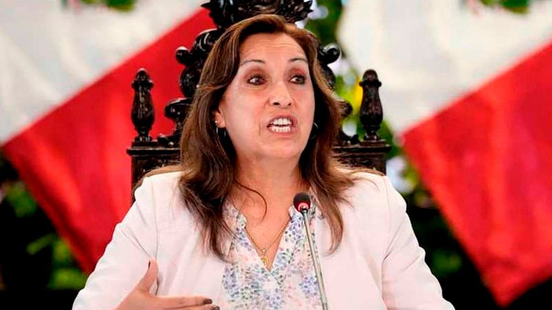 «La líder opositora Dina Boluarte rechaza la huida y sostiene su inocencia en medio de una crisis política sin precedentes en Perú»