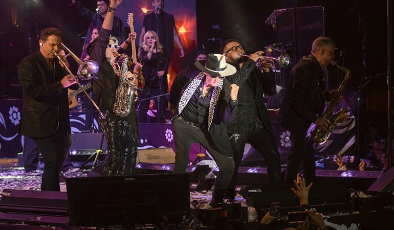 «Éxito Total en San Miguel Allende: Emmanuel Revive Anécdotas y Épocas Doradas con Sus Grandes Hits»