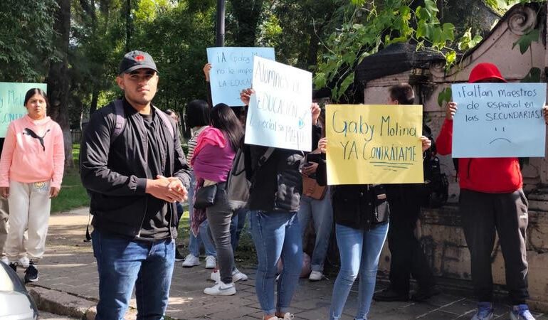 «La batalla por la justicia laboral: Egresados de educación en Michoacán demandan resolución sobre vacantes y futuro profesional»