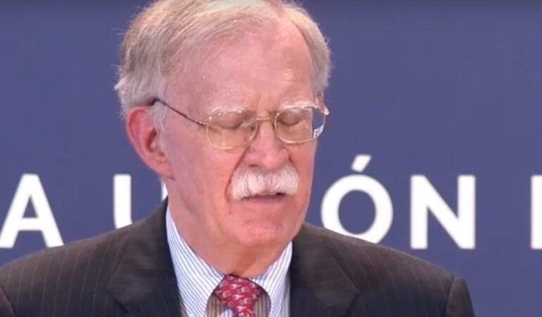 «Escándalo en la Casa Blanca: ex asesor de Trump acusado de traficar información nacionalmente clasificada»