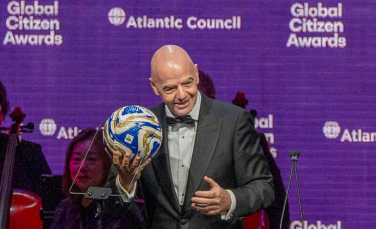 «FIFA estalla en controversia: ¿Qué oculta detrás de la propuesta de fecha alterada para los Mundiales con Jorge Ramos y Banda al timón?»